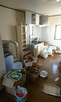 散らかったアパート内の画像