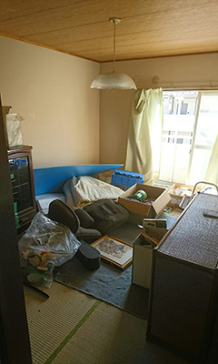 散らかったマンションの部屋の画像