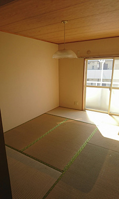 片付け後のマンションの部屋の画像