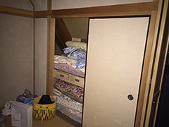 散らかった一軒家の画像その１