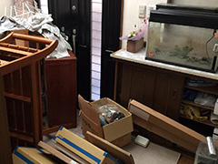 散らかった一軒家の画像その２