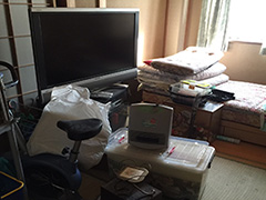 散らかった一軒家の画像その３
